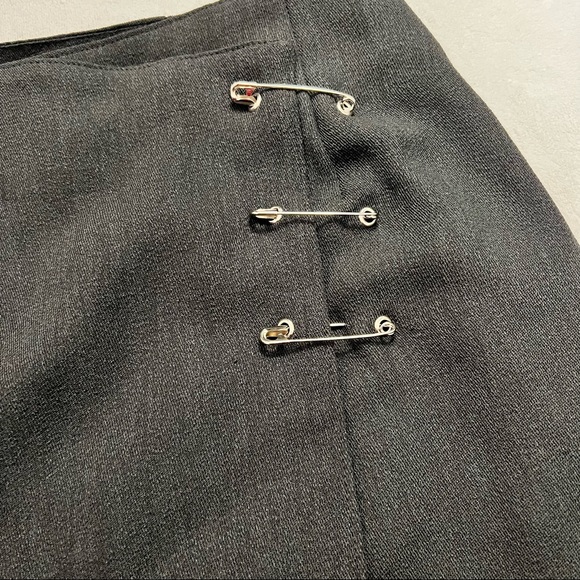 VINTAGE 90’s Safety Pin Mini Skirt 🧷 - Picture 6 of 10